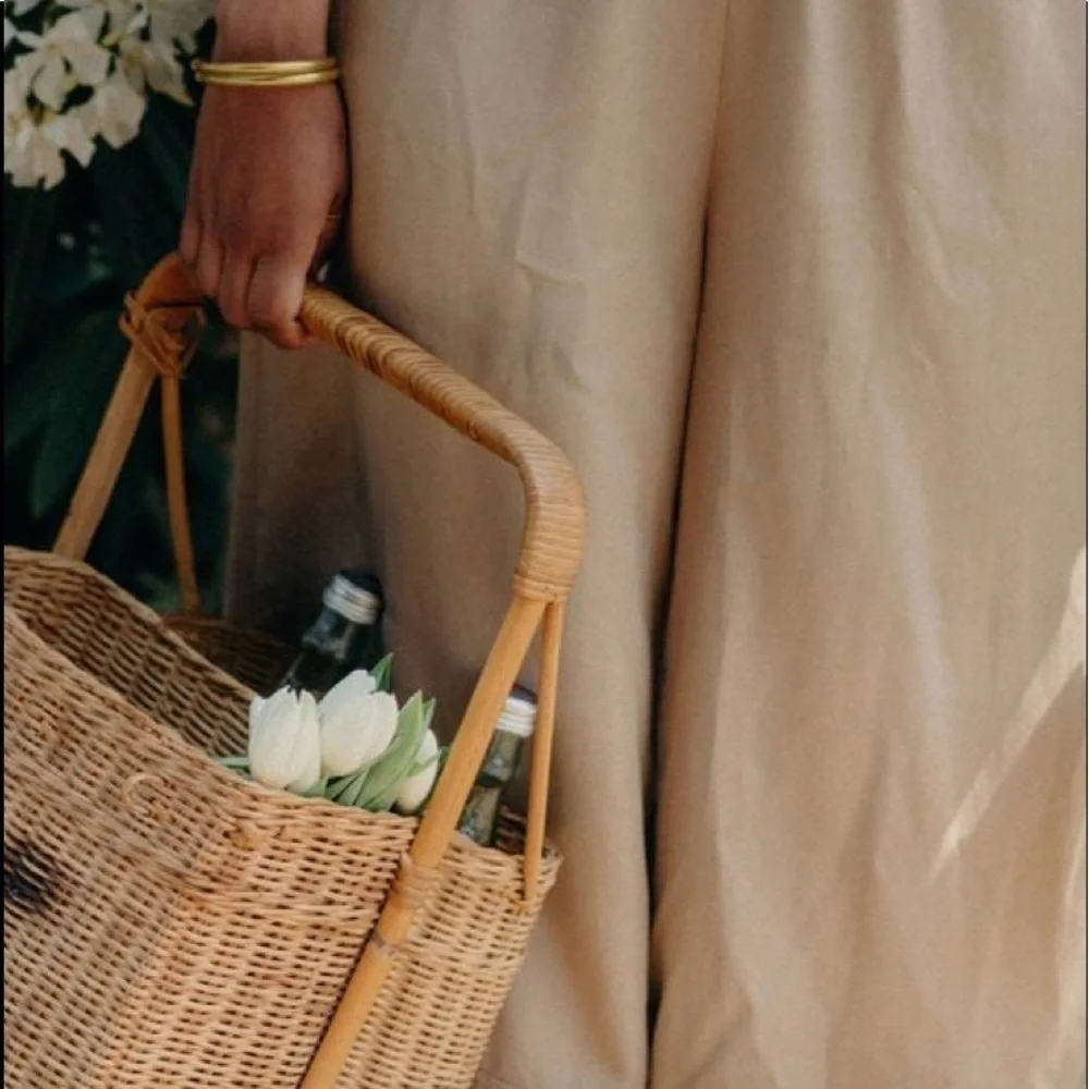 Vintage White Wicker Wine Basket 🧺